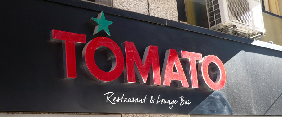 DISEÑO Y COLOCACIÓN DE ROTULOS COMERCIALES - LUMINOSOS O NO LUMINOSOS. RETROILUMINADOS. LEDS. LETRAS CORPÓREAS. METACRILATOS. VINILOS DE IMPRESIÓN. VINIOS DE CORTE. VINILOS MONOMÉRICOS. VINILOS POLIMÉRICOS. Cliente: Restaurante TOMATO BARCELONA.